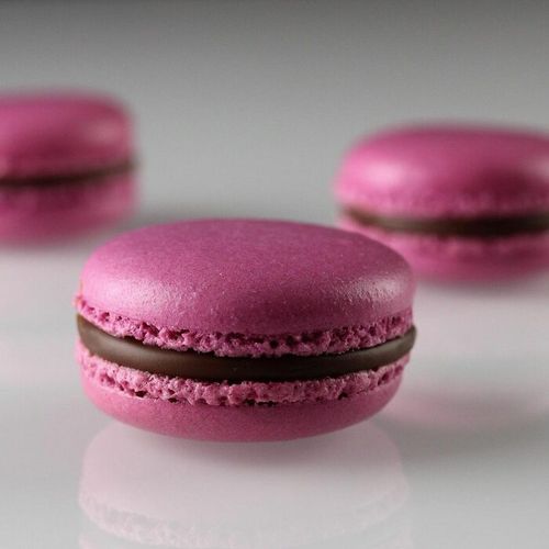 Colorful macarons made with the Macarons 2.0 method